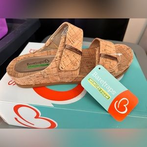 Size 8.5 M BareTraps Cherilyn sandal. New in box. Cork appearance, memory foam.